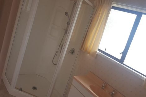 Photo of property in 2/40 Hillcrest Avenue, Hillcrest, Auckland, 0627