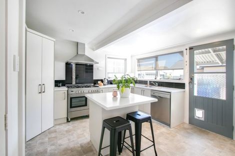 Photo of property in 28 Avenue Road, Greenmeadows, Napier, 4112