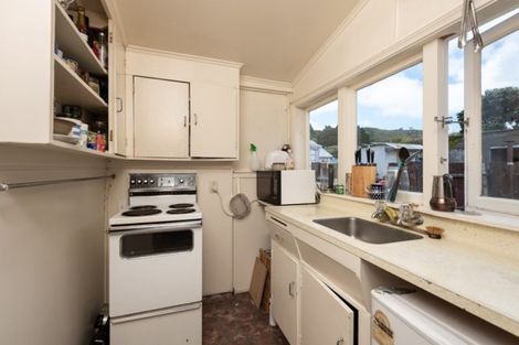 Photo of property in 16 Glendavar Street, Berhampore, Wellington, 6023