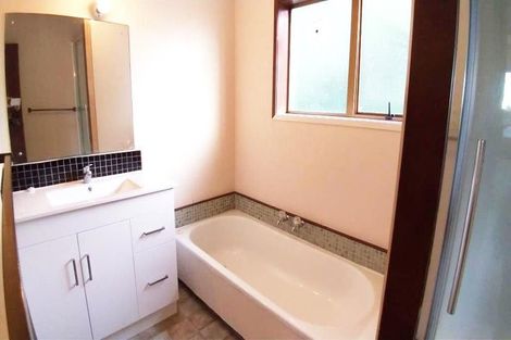 Photo of property in 2/9 Seaton Road, Murrays Bay, Auckland, 0630