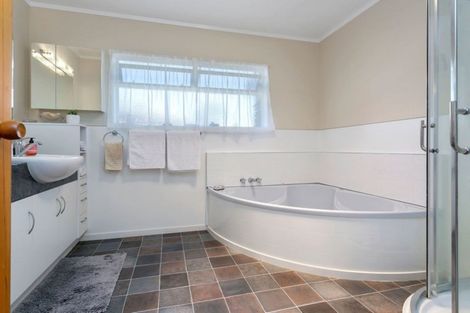 Photo of property in 321 Shakespeare Street, Leamington, Cambridge, 3432