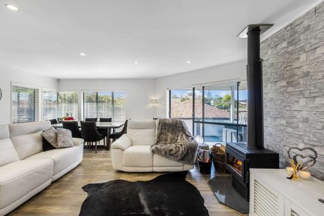 Photo of property in 2/100 Gosford Drive, Botany Downs, Auckland, 2010