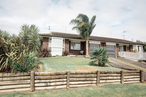 Photo of property in 98 Dalwhinnie Parade, Highland Park, Auckland, 2010