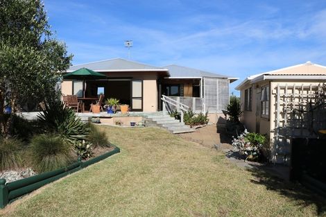 Photo of property in 14 Andresen Street, Foxton Beach, Foxton, 4815