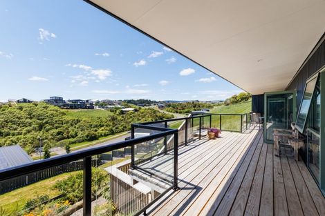 Photo of property in 121 Cashmere Drive, Fitzherbert, Palmerston North, 4410
