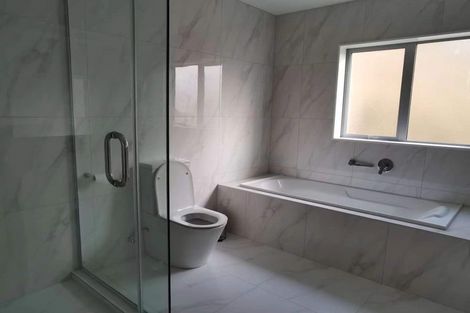 Photo of property in 579 Glenfield Road, Totara Vale, Auckland, 0629