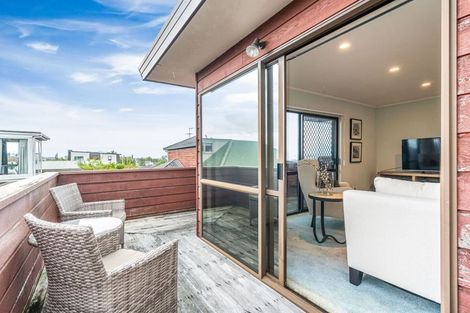 Photo of property in 2/14 Raleigh Road, Northcote, Auckland, 0627