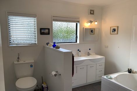 Photo of property in 11 Renata Road, Otaki, 5512