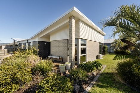 Photo of property in 1 Butterworth Crescent, Papamoa Beach, Papamoa, 3118