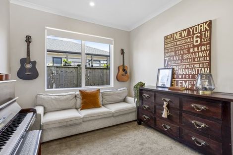 Photo of property in 8 Vinistra Road, Kumeu, 0810