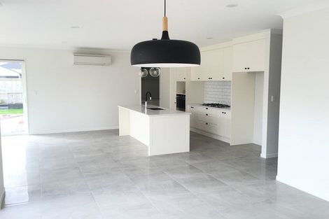 Photo of property in 7 Aporo Drive, Kumeu, 0810