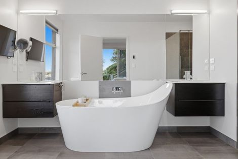 Photo of property in 57 Omokoroa Road, Omokoroa, 3114