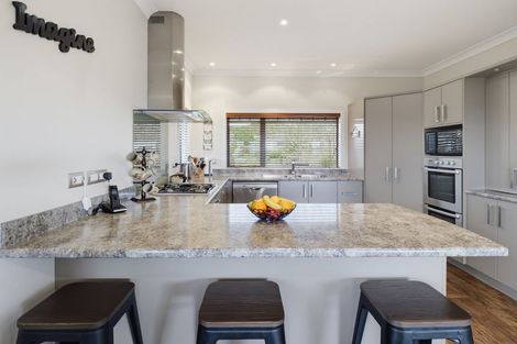 Photo of property in 71 Ruapehu Drive, Fitzherbert, Palmerston North, 4410