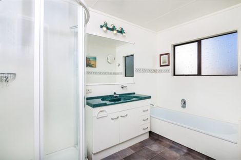 Photo of property in 2 Ascot Close, Richmond Heights, Taupo, 3330