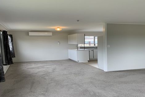 Photo of property in 2/6 Bundena Place, Clendon Park, Auckland, 2103