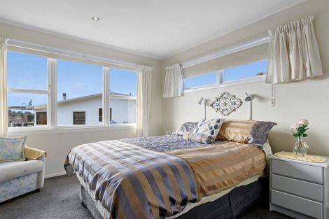 Photo of property in 11 Earle Place, Acacia Bay, Taupo, 3330