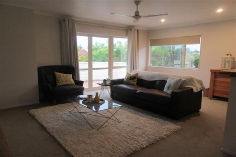 Photo of property in 8a Margaret Henry Crescent, Oteha, Auckland, 0632
