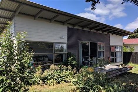 Photo of property in 4 Mackwood Place, Birkdale, Auckland, 0626