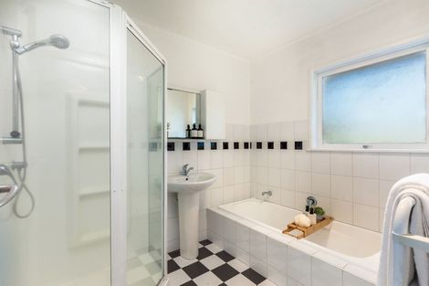 Photo of property in 33 Pupuke Road, Birkenhead, Auckland, 0627