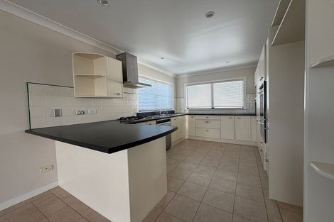 Photo of property in 2/42 Aberdeen Road, Campbells Bay, Auckland, 0620