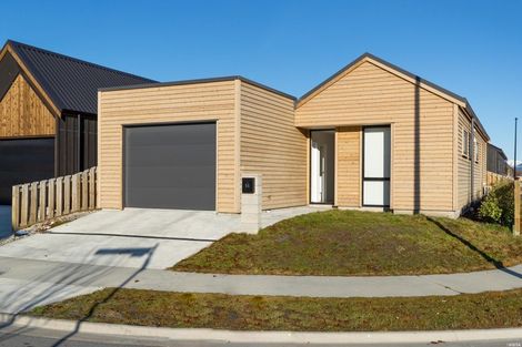 Photo of property in 14 Longlands Street, Lake Hayes Estate, Queenstown, 9304