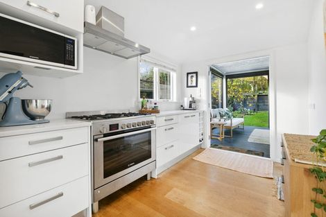 Photo of property in 70 Selwyn Crescent, Forrest Hill, Auckland, 0620