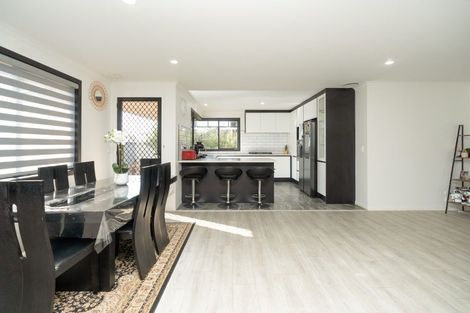 Photo of property in 98 Rototuna Road, Rototuna, Hamilton, 3210