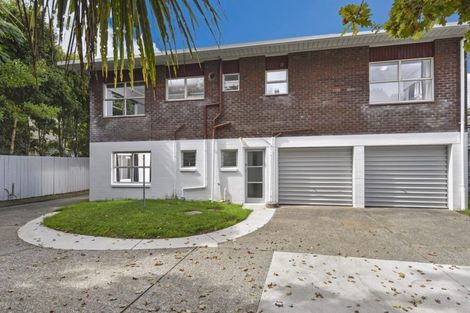 Photo of property in 2/240 Forrest Hill Road, Forrest Hill, Auckland, 0620