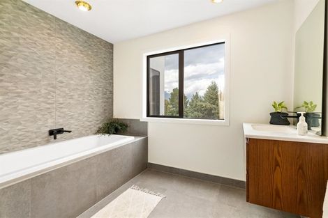 Photo of property in 17 Thorn Crescent, Fernhill, Queenstown, 9300