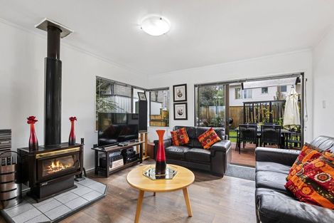 Photo of property in 2/6 Orton Street, Glenfield, Auckland, 0627