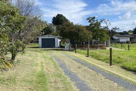 Photo of property in 554 Waitakere Road, Taupaki, Henderson, 0782