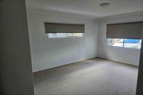 Photo of property in 1/16 Wernham Place, Northcote, Auckland, 0626
