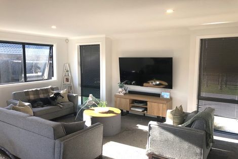 Photo of property in 31 Tahuna Minhinnick Drive, Glenbrook, 2681