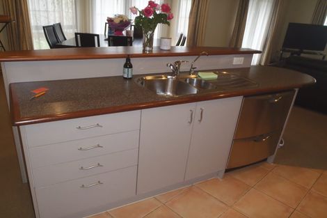 Photo of property in 8a Evanda Crescent, Conifer Grove, Takanini, 2112