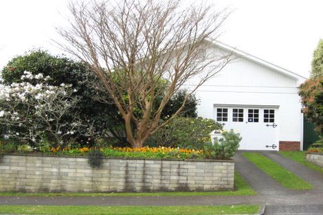 Photo of property in 5 Onslow Place, Merrilands, New Plymouth, 4312