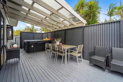 Photo of property in 2/86 Beach Road, Castor Bay, Auckland, 0620