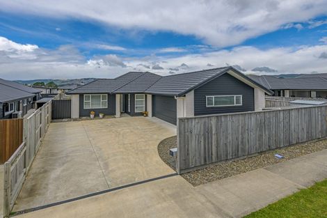 Photo of property in 96 Johnstone Drive, Fitzherbert, Palmerston North, 4410