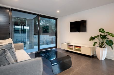 Photo of property in 25 Seaview Road, Castor Bay, Auckland, 0620