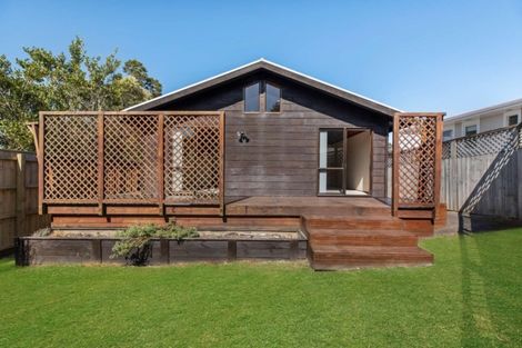 Photo of property in 2/11 Firle Place, Green Bay, Auckland, 0604