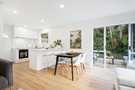 Photo of property in 2/9a De Val Drive, Titirangi, Auckland, 0604