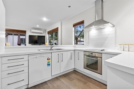 Photo of property in 15 The Track, Takanini, 2112