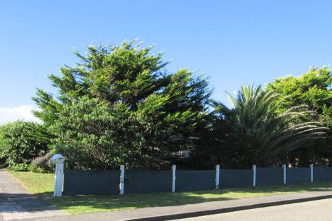 Photo of property in 1 Freyberg Crescent, Waikanae Beach, Waikanae, 5036