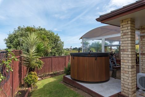 Photo of property in 27 Fergy Crescent, Wattle Downs, Auckland, 2103