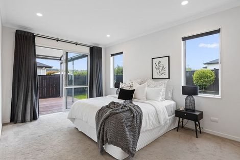Photo of property in 9 Walter Ruddock Avenue, Kumeu, 0810