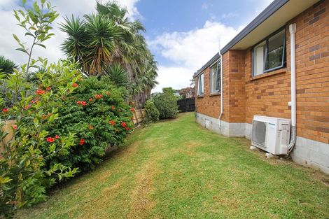 Photo of property in 2 Plumstead Rise, Glen Eden, Auckland, 0602