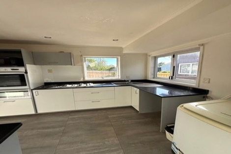 Photo of property in 261 Wairau Road, Totara Vale, Auckland, 0627