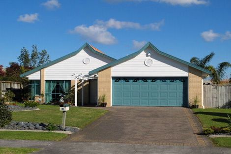 Photo of property in 30 West Fairway, Golflands, Auckland, 2013
