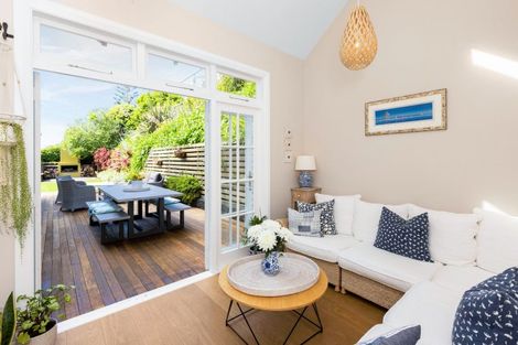 Photo of property in 6 Madeira Road, Bluff Hill, Napier, 4110