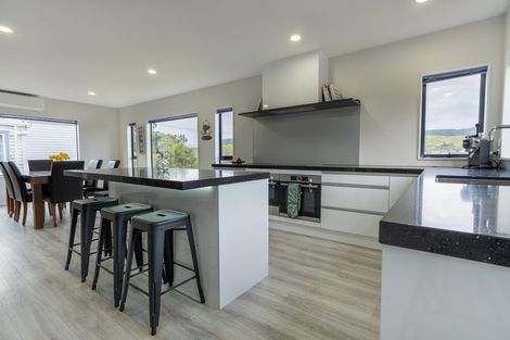 Photo of property in 3a Kiwi Crescent, Tawa, Wellington, 5028