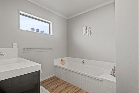 Photo of property in 9 Rosebank Avenue, Kelvin Grove, Palmerston North, 4414